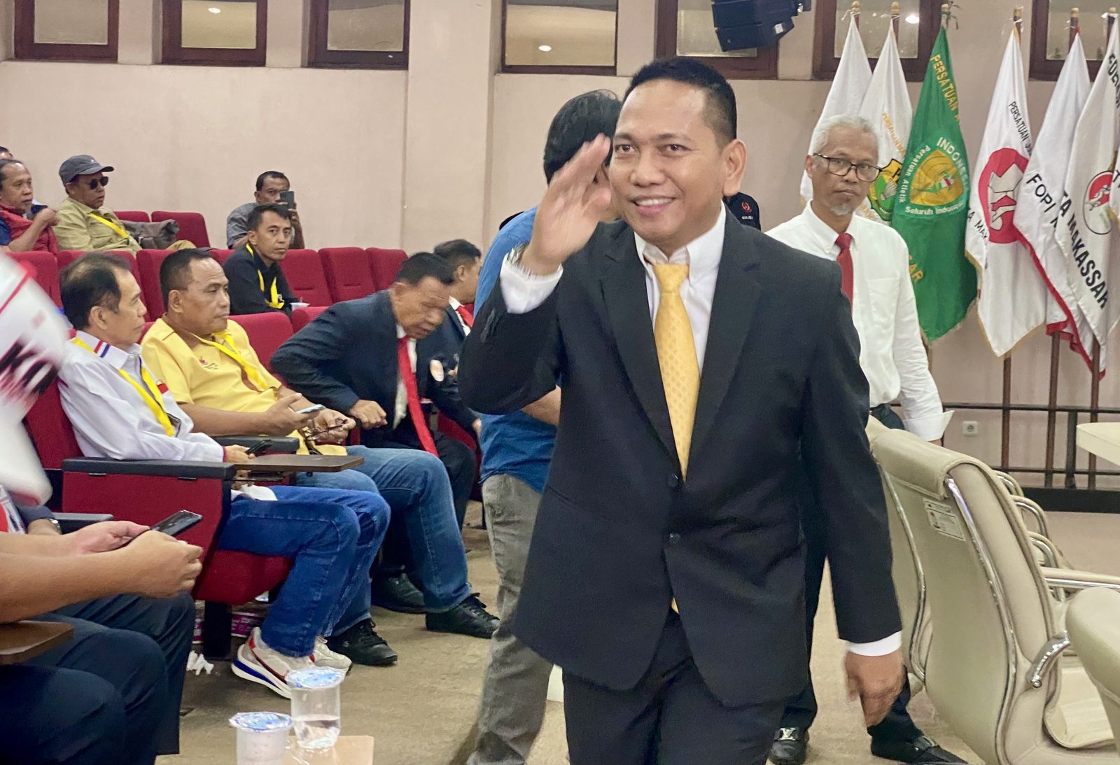 SIDANG GUGATAN KETUA KONI MAKASSAR MULAI DIGELAR : KETUA KONI MAKASSAR, H. ISMAIL MANGKIR