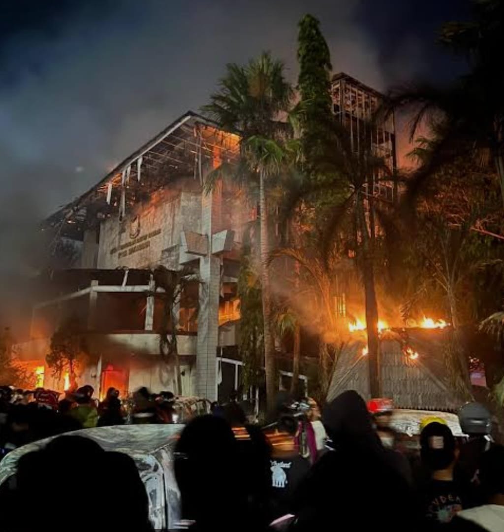 Kantor DPRD Kota Makassar Di Bakar : Ada Korban Jiwa