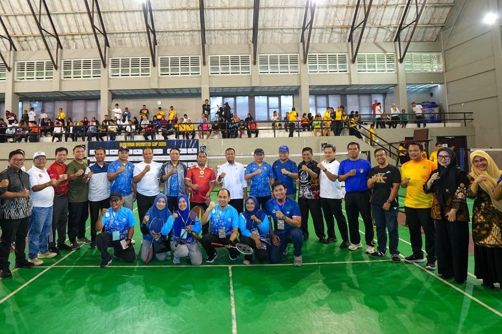 Hari Jadi Provinsi Sulawesi Selatan : Gubernur Provinsi Sulawesi Selatan Membuka Badminton Cup 2025