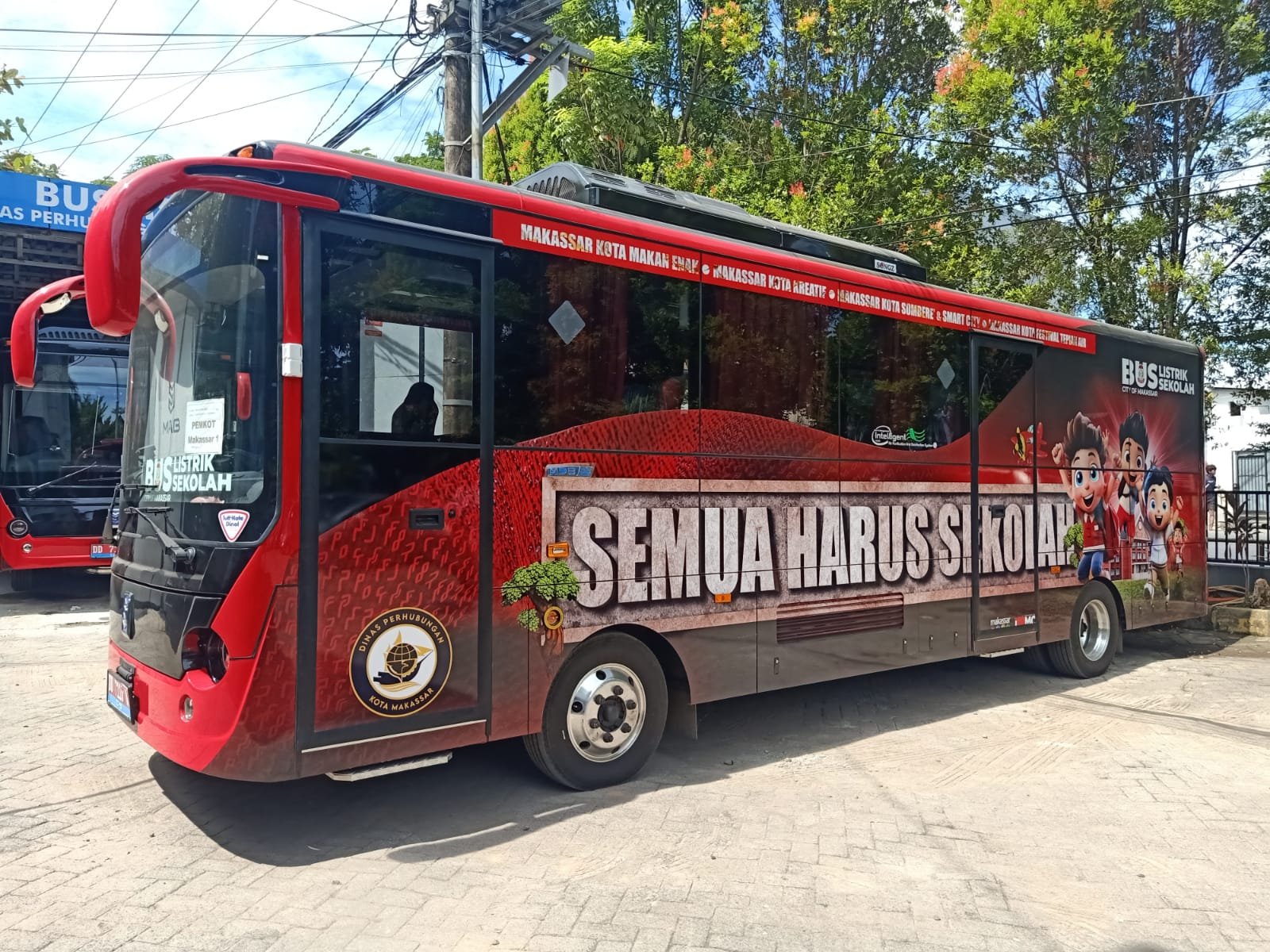 Dinas Perhubungan Kota Makassar Menerima Tambahan Satu Unit Bus Sekolah