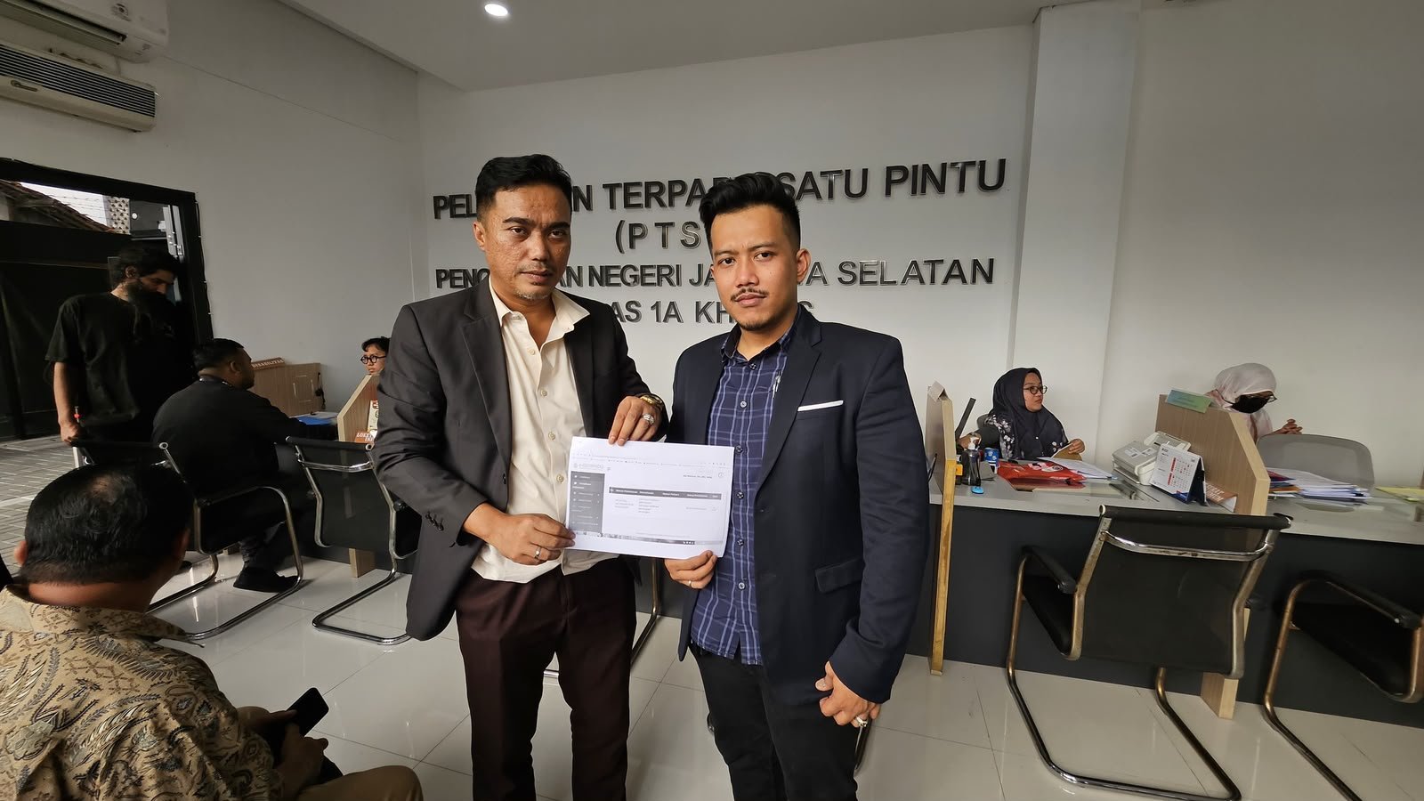 Kurang dari 24 Jam Ditahan KPK, Tim Kuasa Hukum Asrul Azis Taba Tempuh Praperadilan.