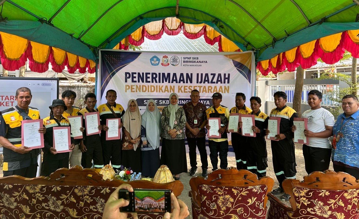 Pemkot Makassar Serahkan 108 Ijazah Kesetaraan, Achi Soleman: Pendidikan Hak Semua Warga