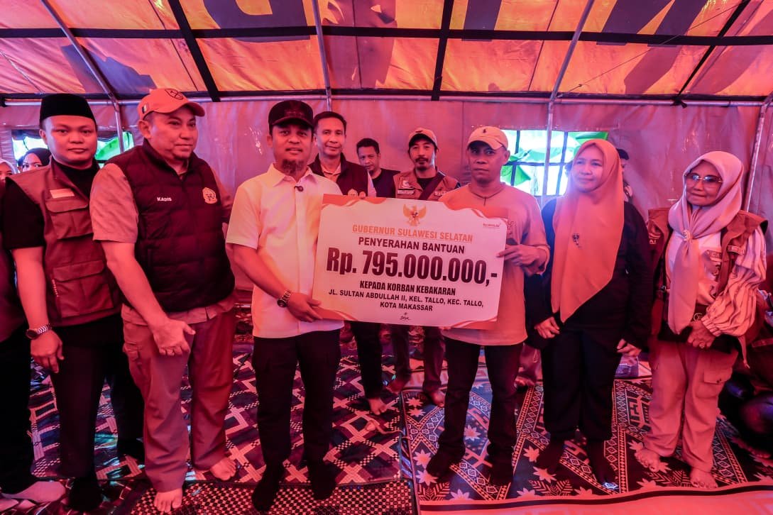 Gubernur Andi Sudirman Kunjungi Pengungsi Kebakaran di Tallo, Salurkan Bantuan Rp795 Juta