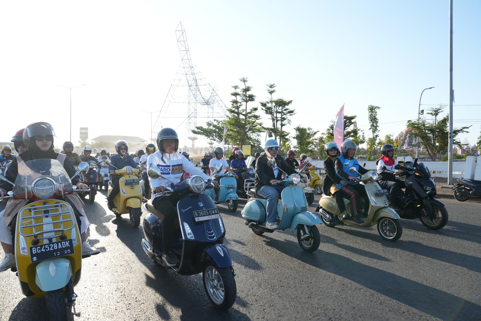 Kepala BKN Zudan Riding Vespa Bareng Wali Kota Makassar, Tanam 18 Pohon Tabebuya di CPI