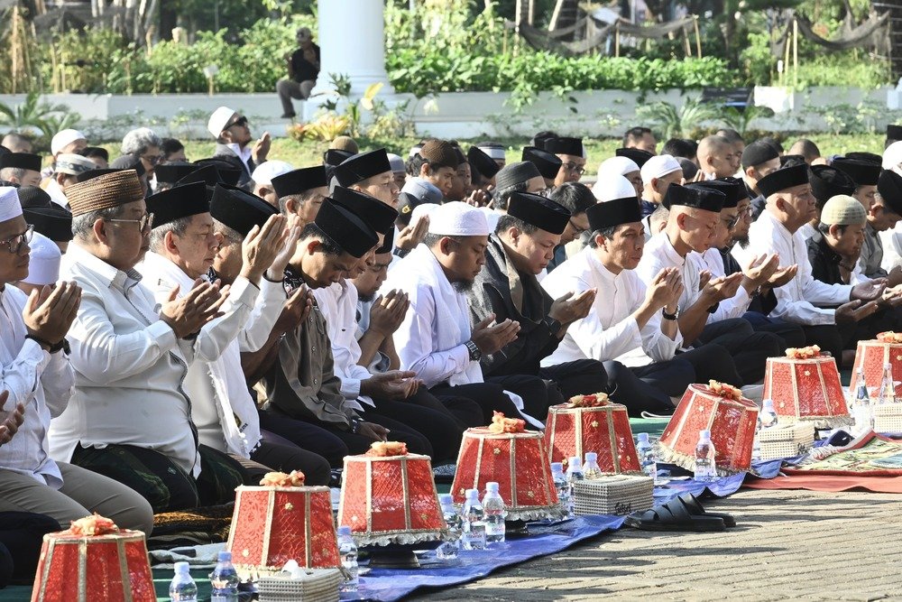 “Gubernur Sulsel Andi Sudirman Salat Istisqa di Rujab, Ribuan Warga Berdoa Minta Hujan”